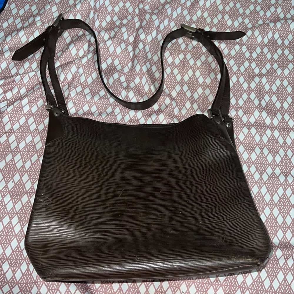 LOUIS VUITTON MOKA BROWN EPI MANDARA MM 855580. Has some visible wear.